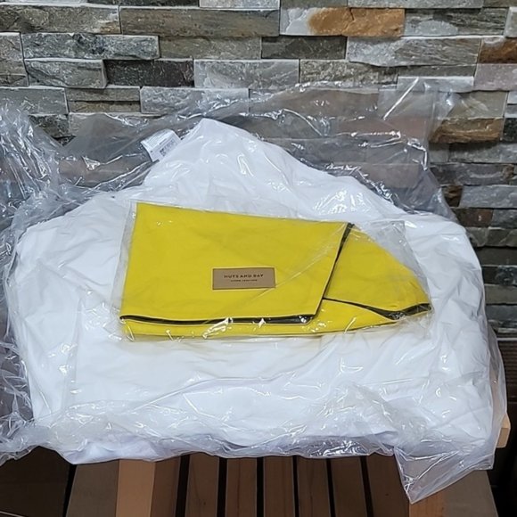 Huts and Bay Cat Diamond Cushion - Picture 7 of 10